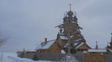 Eski günlük kilise Manastırı kışlık manzaralı günlük çit ve ağaç çevrili kutsal dağ Lavra tüm azizlerin tatil kültürel istirahat