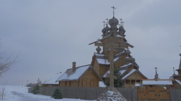 Obiekty kultury reszta w klasztorze starożytny Kościół wszystkich świętych Lavra świętej góry, otoczony płot dziennika i brzóz widok zimową — Wideo stockowe