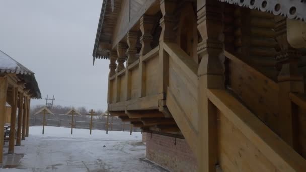 Promenade virtuelle dans la cour de l'église Sketch orthodoxe historique de tous les saints à Sviatogorskaya Lavra avec colonnes et escaliers en bois sculpté Ancien cimetière en hiver — Video