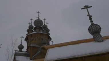Ahşap haçlar ve kubbeler eski Ortodoks ahşap manastır Skit Sviatogorskaya Lavra yüksek günlük çit mimari mirası tüm azizlerin akşam görünümü