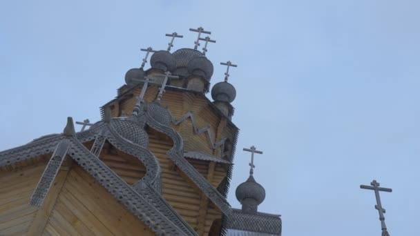 Snow Falls op beroemde kerk Skit van alle heiligen Sviatogorkaya Lavra met zijn houten koepels kruist en muren gebouwd in de Xvii eeuw bezienswaardigheden van Oost-Oekraïne — Stockvideo