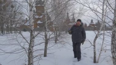 Adam tüm azizler ve Park restore edilmiş eski binalar turist Birch Grove ahşap kilise Skit gölet ve göllerde Ortodoks eski manastır görünümünü sahiptir