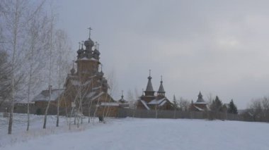 Bkz: yer mimari mirası tüm azizler alan eski ahşap günlük kilise Sviatogorskaya Lavra karlı bir kış dış binanın içinde Panorama Skit gerekir