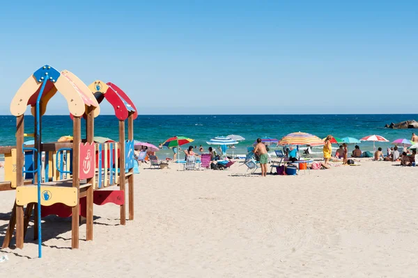 Летние средиземноморские пляжные сцены La Vila Joisa, Аликанте, Испания — стоковое фото