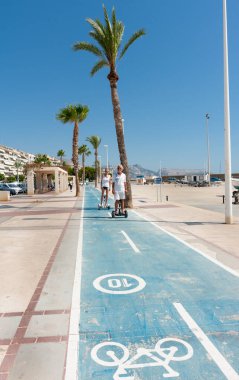 Cycleway boyunca waterfront Altea, İspanya.