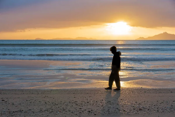Salida del sol en la playa Waipu Cove — Foto de Stock