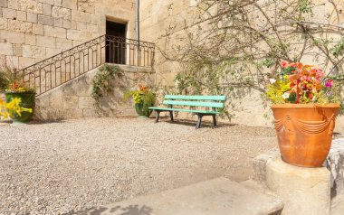 Taş duvar inşa tarafından çevrili bahçe avlusu 