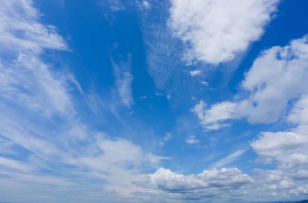 Vinden drivna cumulusmoln på blå himmel — Stockfoto