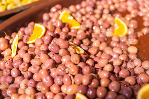 Antipasto eingelegte Oliven und Lebensmittel in Marktschüsseln, colombiers, f — Stockfoto