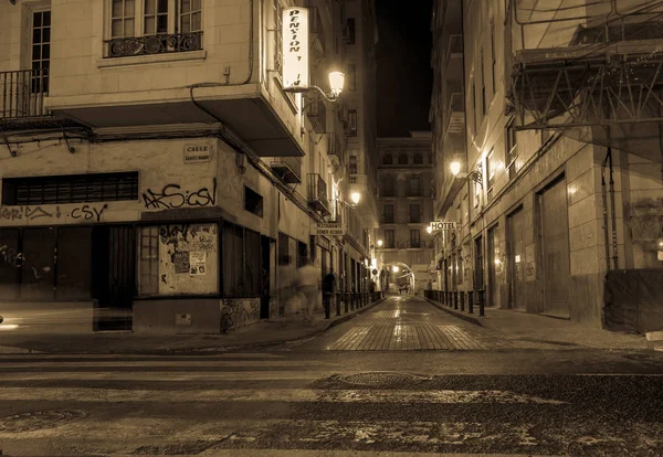 Alicante Spain gritty street and building scene at night long ex — Stock Photo, Image