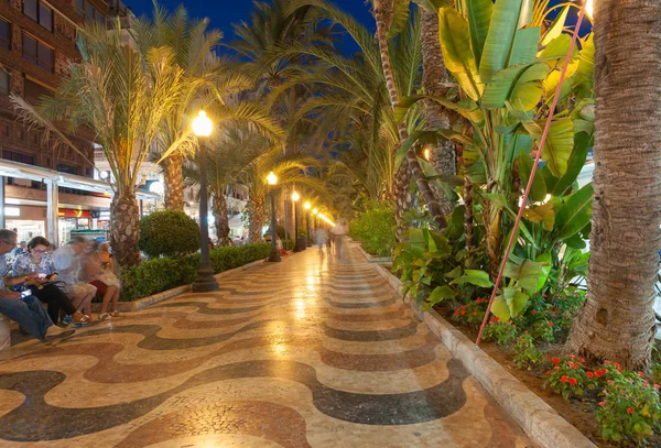 Explanada Wiggly desenleri, gece boyunca exposurewith bulanık 