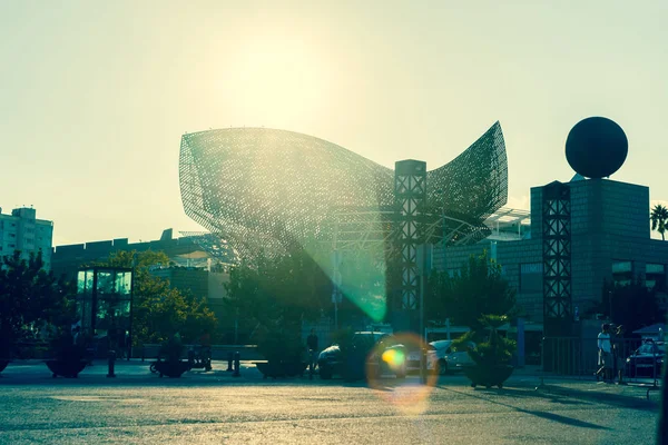 Impresionante escultura de pescado Frank Gehry disparado al sol con lente flar — Foto de Stock