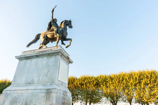 Low angle point of view King Louis X1V in Jardin de Peyrou, Mont — Stock Photo, Image