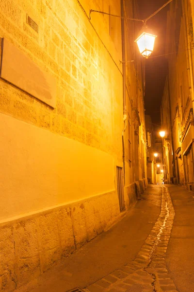 Ruas traseiras e pistas à noite Montpellier França urbano e arquitetura — Fotografia de Stock