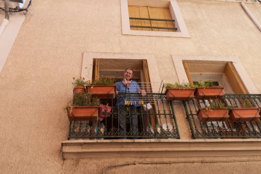 Pişmiş toprak fl tarafından çevrili balkon bakıyordu adam standları