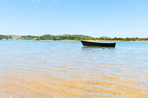 Bote azul a flote en calma pacífica estuario Ngunguru Northland — Foto de Stock