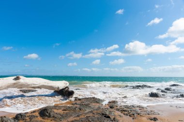 Kızıl kum ve deniz in kablo Bay Northland Yeni Zelanda mavi.