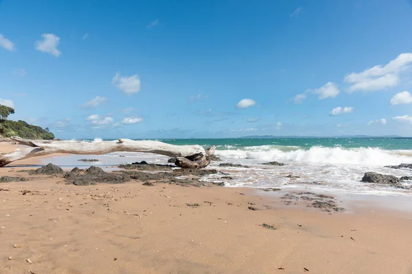 Areia vermelha e mar azul de Cable Bay Northland Nova Zelândia . — Fotografia de Stock