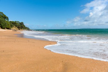 Kızıl kum ve deniz in kablo Bay Northland Yeni Zelanda mavi.