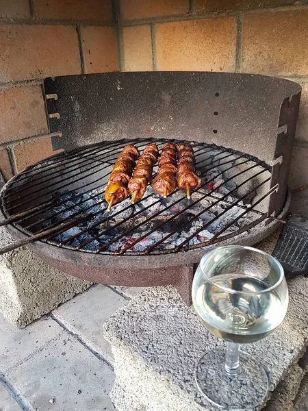 Kebaby grilla nad tlące się węgiel na old fashioned styl — Zdjęcie stockowe