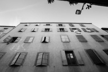 Birçok windows ve panjurlar, Bina ve archi ile dış cephe