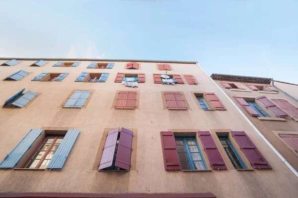 Dinding luar dengan banyak jendela dan jendela, bangunan dan archi — Foto Stok Gratis