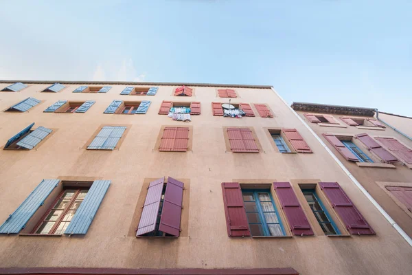 Pared exterior con muchas ventanas y persianas, edificio y archi — Foto de stock gratuita