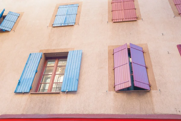 아파트 건물 본, 프랑스에서에서 폐쇄 창. — 스톡 사진