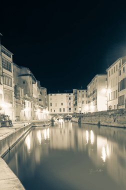 Sokakları, sahneleri ve mimari Narbonne, Fransa.