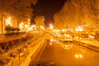 Sokakları, sahneleri ve mimari Narbonne, Fransa.