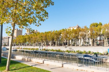 Sokakları, sahneleri ve mimari Narbonne, Fransa.