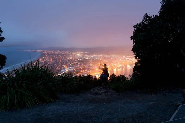 Municipio del Monte Maunganui iluminado por luces nocturnas desde la cima del Monte M — Foto de Stock