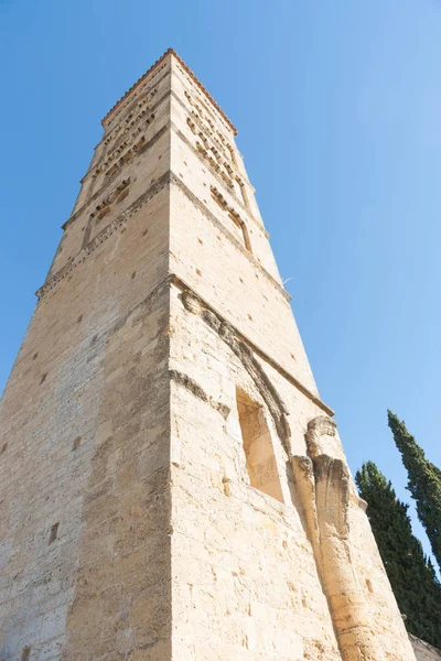 Torre de ladrillo alto estilo típicamente mediterráneo — Foto de Stock