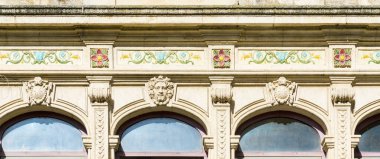 Süslü geleneksel mimari cephe üzerinde şehri bina, Fransa