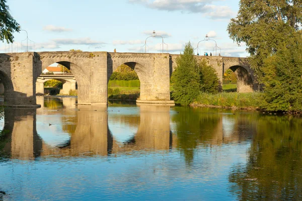 Oude stenen brug over de rivier de Aude in Carcassonne Zuid-Fran — Stockfoto