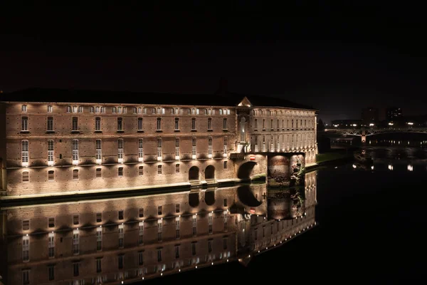 Nocne sceny architektury, ulic i mostów w Toulouse. — Zdjęcie stockowe