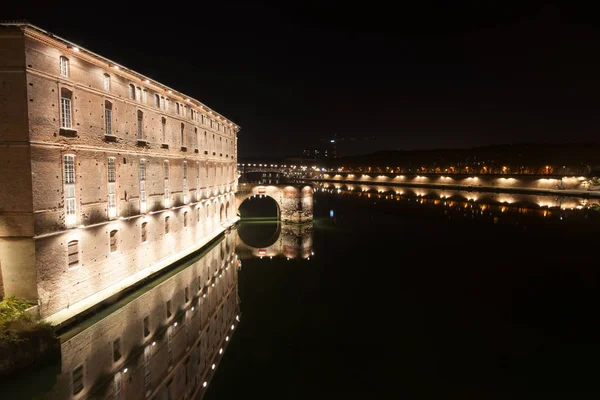 Nocne sceny architektury, ulic i mostów w Toulouse. — Zdjęcie stockowe
