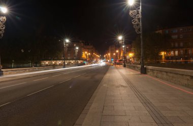 Gece sahnelerinde Toulouse archtitecture, köprü ve sokakları.
