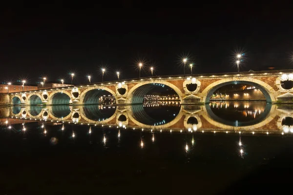 Gece sahnelerinde Toulouse archtitecture, köprü ve sokakları.
