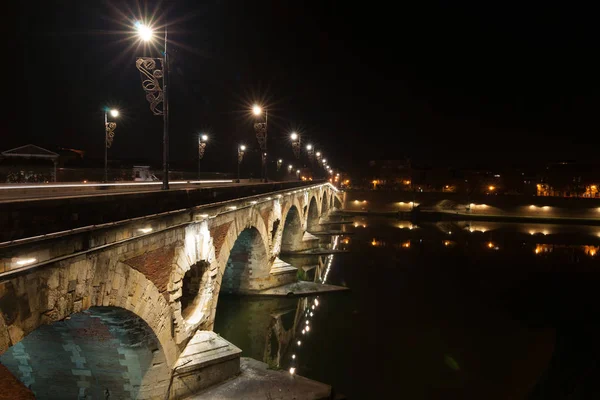 Nocne sceny archtitecture, ulic i mostów w Toulouse. — Zdjęcie stockowe