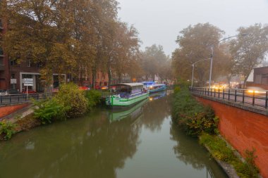 Sis sarıyor Canal du Midi ve çevredeki binalara Toulouse