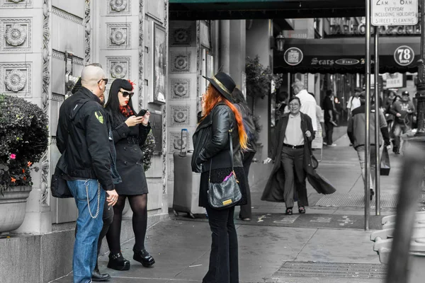 Gente colorida en la calle urbana gris . — Foto de Stock