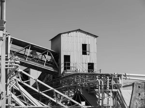 Oude industriial structuur in zwart-wit. — Stockfoto