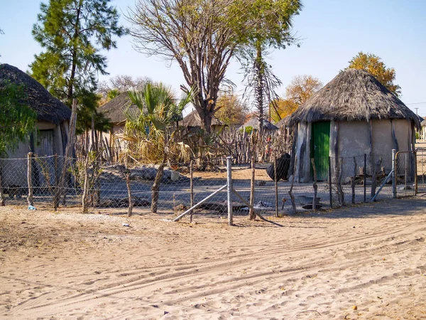 Piccolo villaggio africano strada, case e persone di Gweta Botswana — Foto Stock