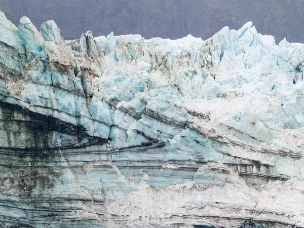 Glacier ansikte med foliering mönster och svarta streck — Stockfoto