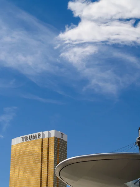 Extravagante gouden gevel van Trump Hotel en Casino buiten luifel — Stockfoto