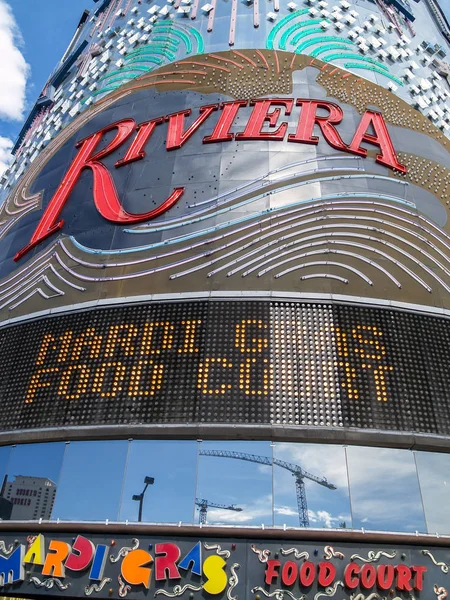 Яскраво пофарбовані рекламні фасад Riviera Hotel і казино — стокове фото
