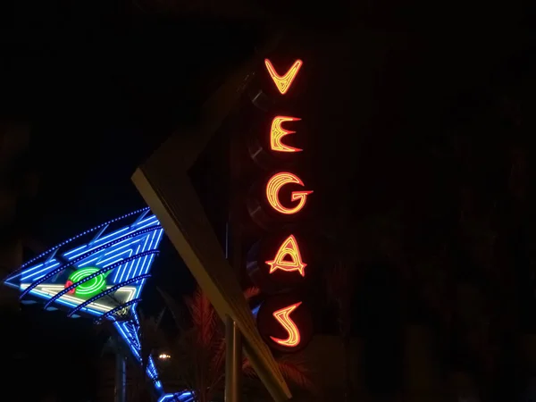 Neon jel-ban Fremont Downtown kerület Las Vegas-sötét ba ellen — Stock Fotó