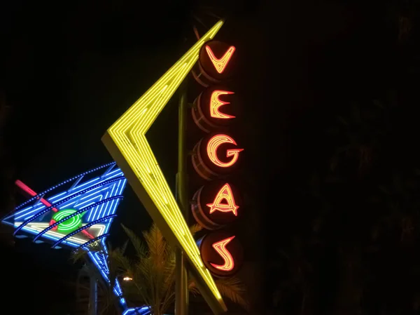 Neon teken district Fremont in Downtown Las Vegas tegen donkere ba — Stockfoto