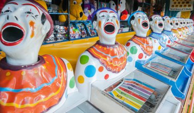 Bir satır sideshow karnaval oyun palyaçolar ağızlı açık azaltmak